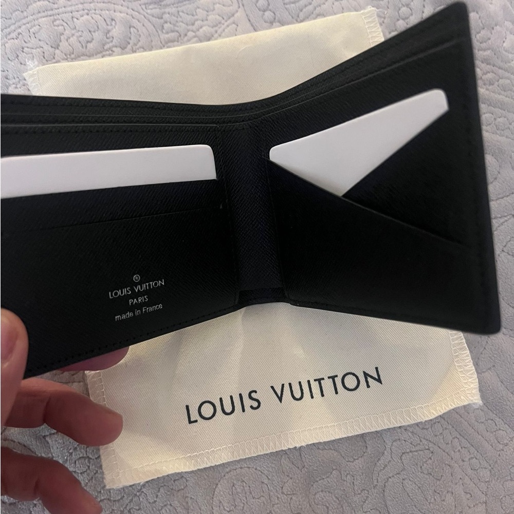 Beautiful and classic Louis Vuitton Wallet Monogram Eclipse Color .M62294